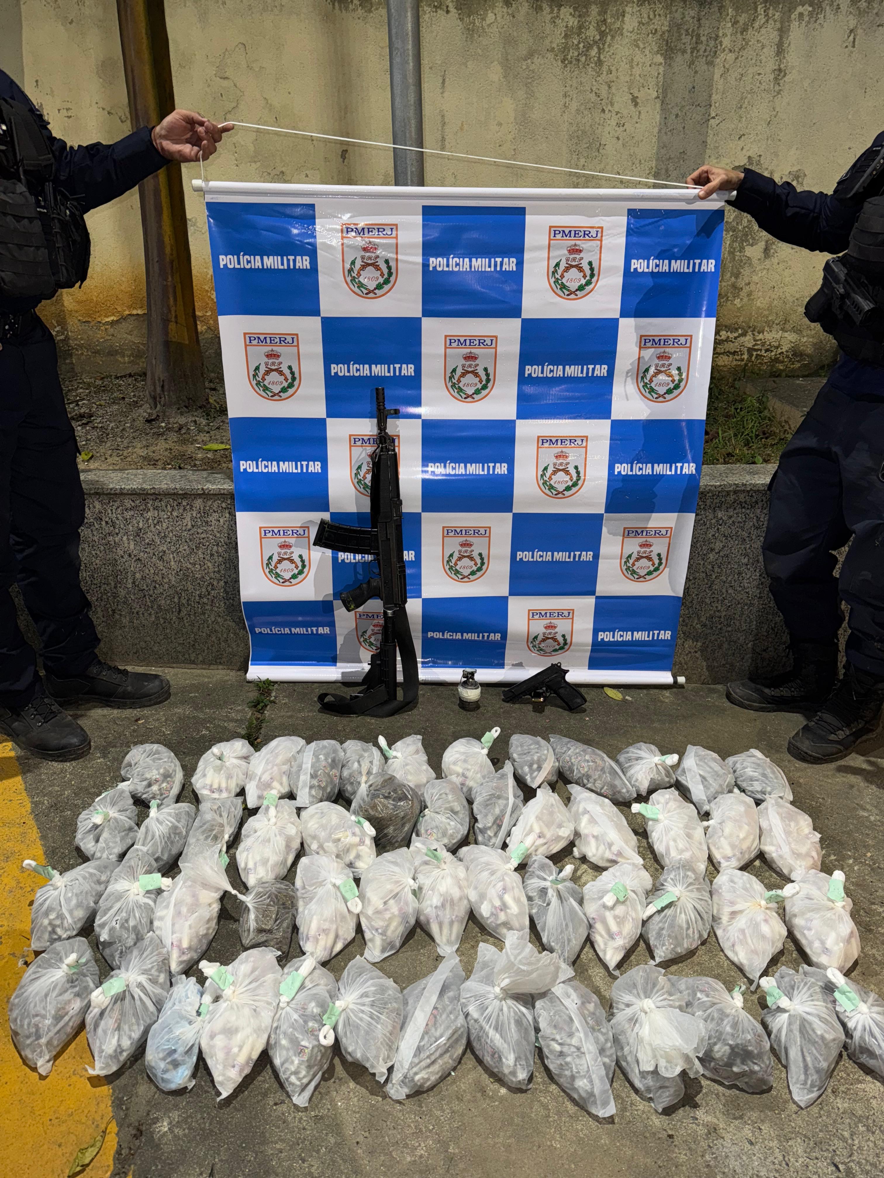 PMs de Queimados apreendem armas e drogas na Comunidade do Guandu